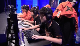 WBG.TheShy天神下凡，剑魔1v3反杀两个，助队取得开门红。